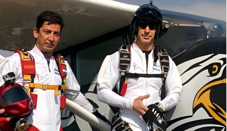 Alejandro Montagna y Marcelo Vives, dos paracaidistas argentinos rompieron el récord mundial de salto nocturno.