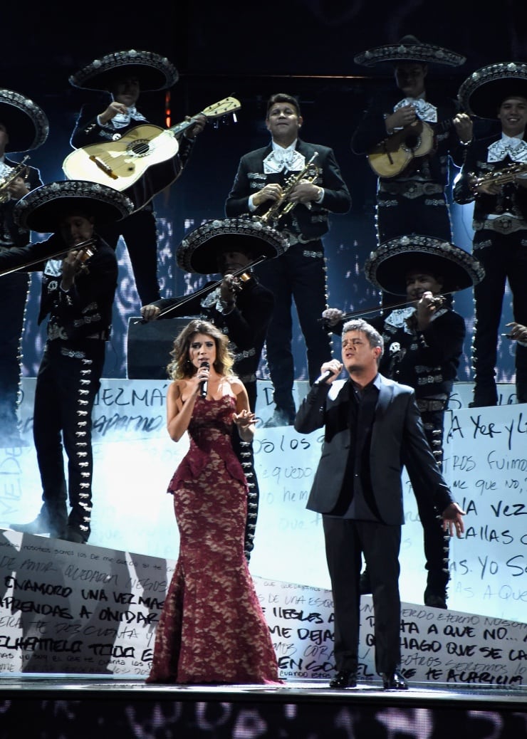 Alejandro Sanz cantando con Paula Fernández. Foto: LatinGrammy.