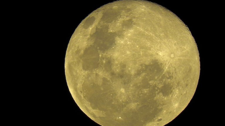 Alejo Peleari y su foto de la luna.