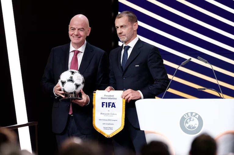 Aleksander Ceferin, titular de la UEFA, y el presidente de FIFA, Gianni Infantino. (Foto: REUTERS)