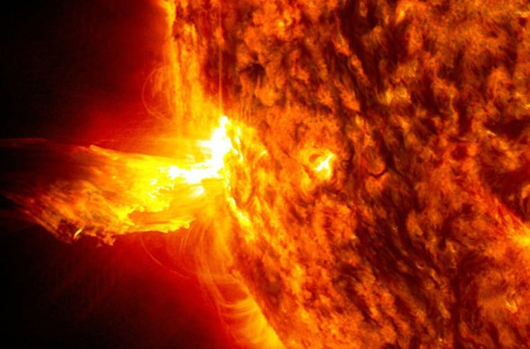 Alertan por enormes bengalas solares que podrían provocar apagones masivos en la Tierra