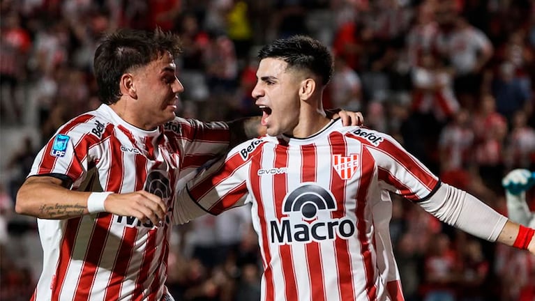 Alex Luna festeja el gol de Instituto ante Atlético Tucumán.