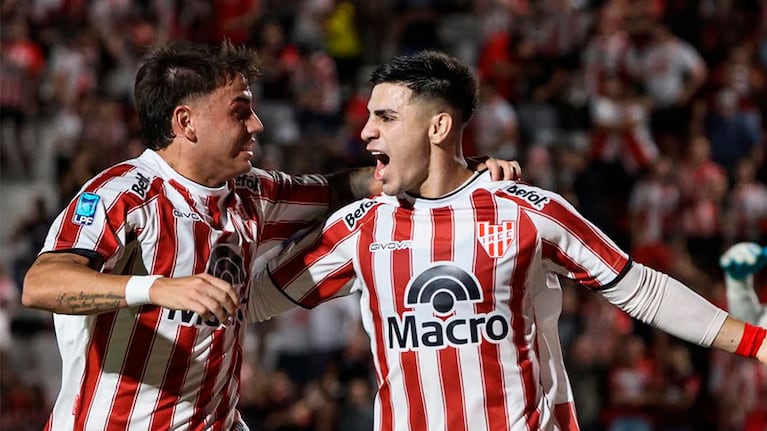 Alex Luna festeja el gol de Instituto ante Atlético Tucumán.