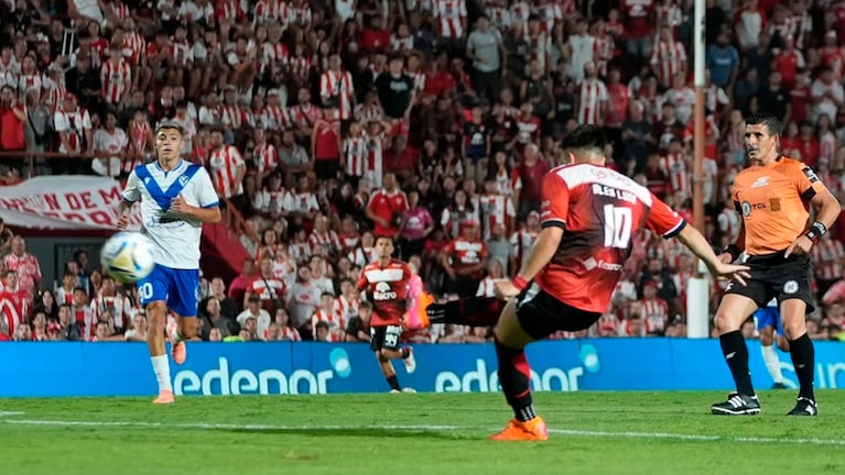 Alex Luna probó desde afuera pero el remate se fue por arriba del travesaño.