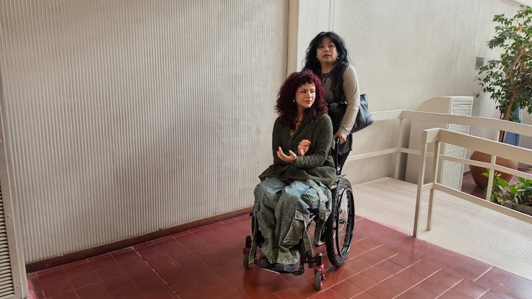 Alexa y su madre llegando a Tribunales.