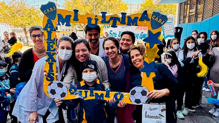 Alexis junto a su familia y personal de salud.