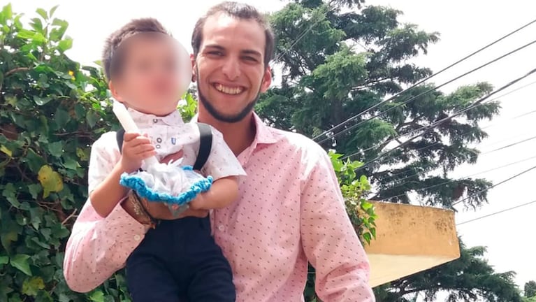 Alexis junto a su hijo.