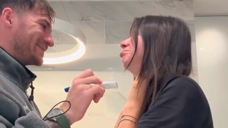 Alexis Mac Allister y Ailén Cova dieron la feliz noticia en Instagram.