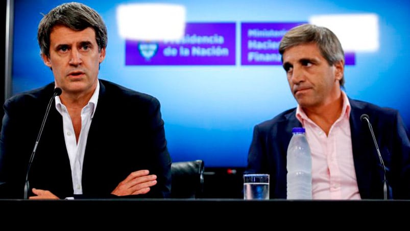 Alfonso Prat-Gay y Luis Caputo en la conferencia de prensa.