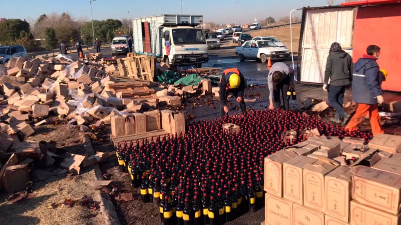 Algunas botellas se salvaron, pero gran parte se destrozó en la caída. / Foto: Andy Ferreyra El Doce