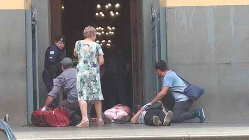 Algunas víctimas fatales en la puerta de la iglesia.