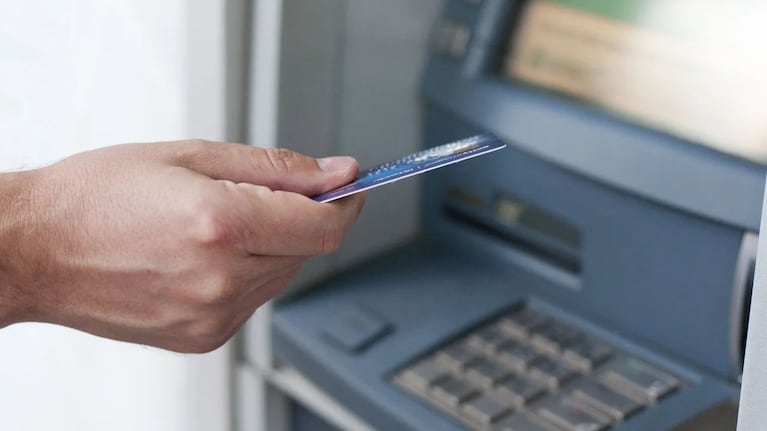 Algunos bancos cobran comisiones de más de 5 mil pesos por sacar dinero de sus cajeros.