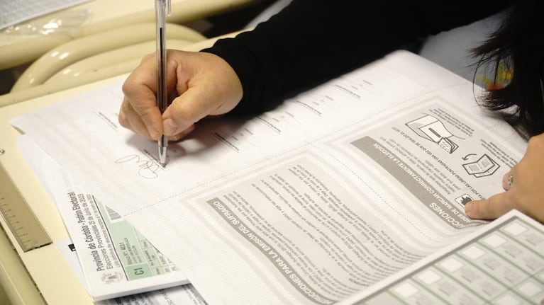 Algunos ciudadanos que se ausenten el día de la votación podrán justificar su ausencia. Foto: Lucho Casalla/El Doce.