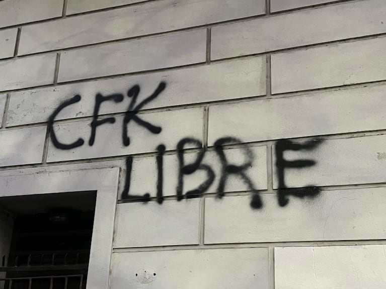 Algunos de los escritos en las inmediaciones a la casa de CFK.