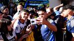 Algunos futbolistas se sacaron fotos con los hinchas y firmaron camisetas.