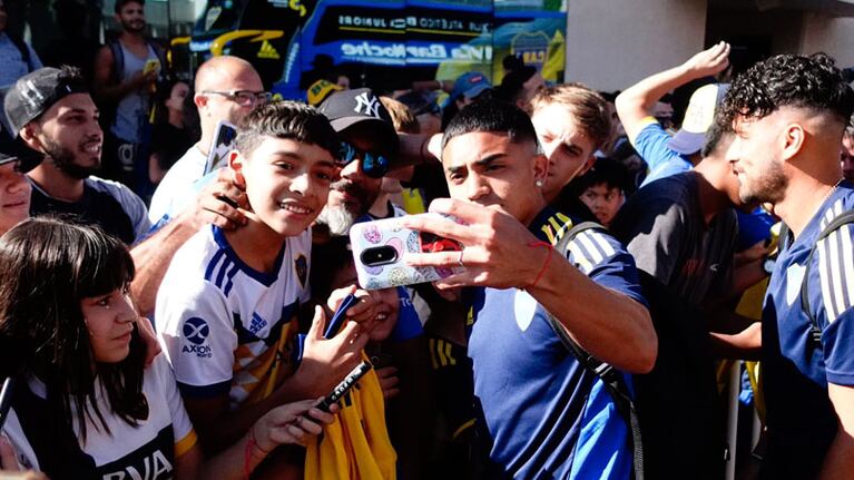 Algunos futbolistas se sacaron fotos con los hinchas y firmaron camisetas.