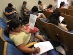 Alicia completó su examen con su beba dormida en brazos.