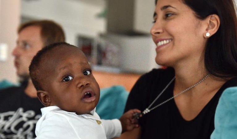 Aliú, el primer bebé africano adoptado por una pareja cordobesa