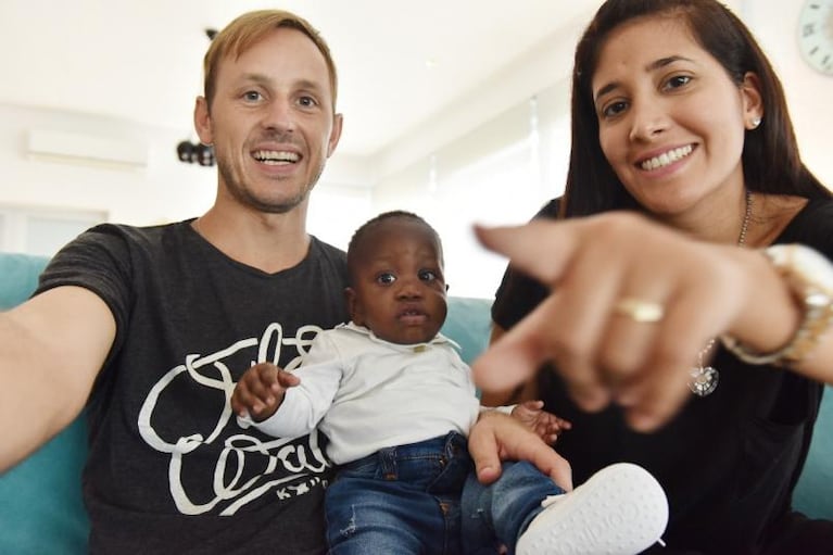 Aliú, el primer bebé africano adoptado por una pareja cordobesa