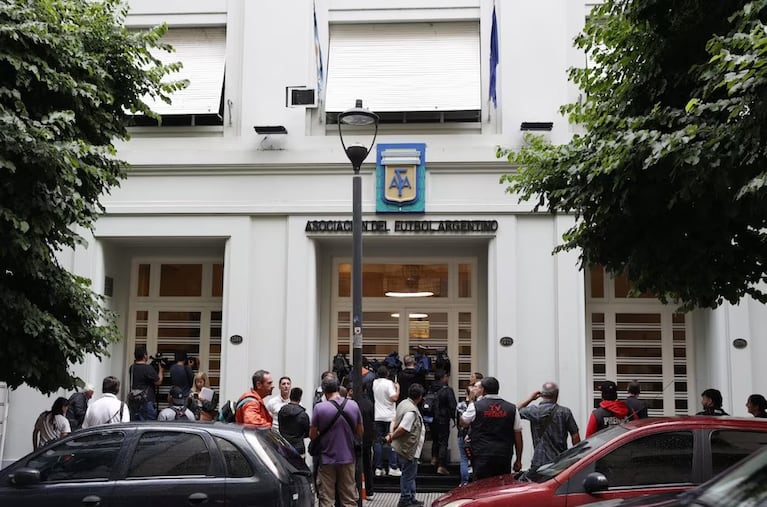 Allanan la sede de la AFA e investigan clubes por lavado de dinero en la causa de la financiera ligada a Tapia