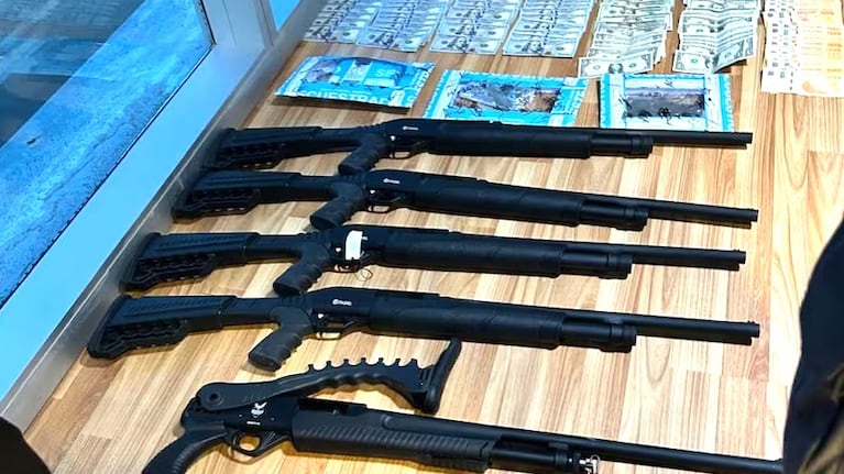 Allanaron 13 locales de empanadas y hallaron armas, miles de dólares y 250 empleados en negro