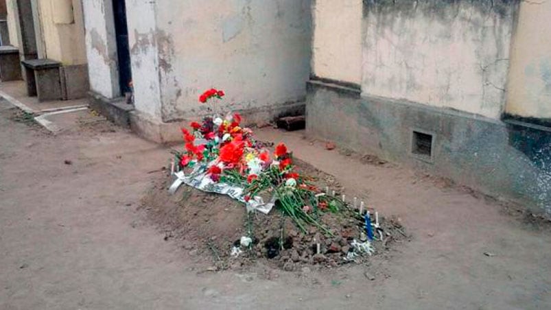 Allí descansa el cura Viroche, olvidado en medio del cementerio.