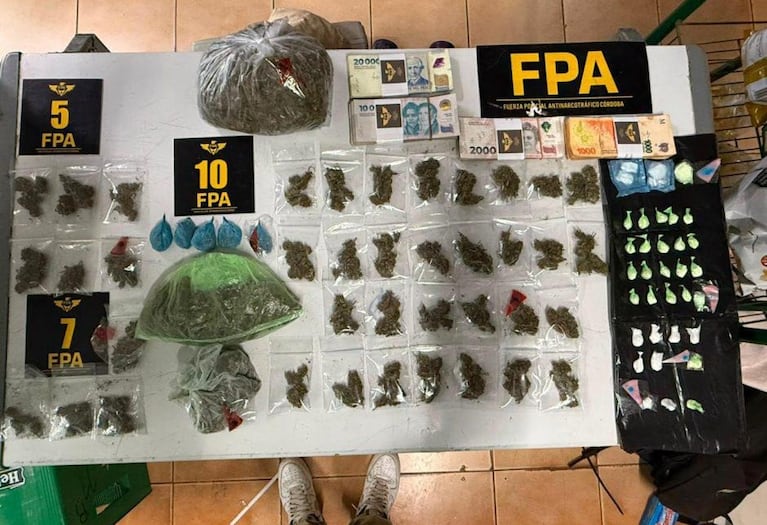 Almaceneros y delaers: los atraparon con mil dosis de cocaína en el local que usaban como pantalla