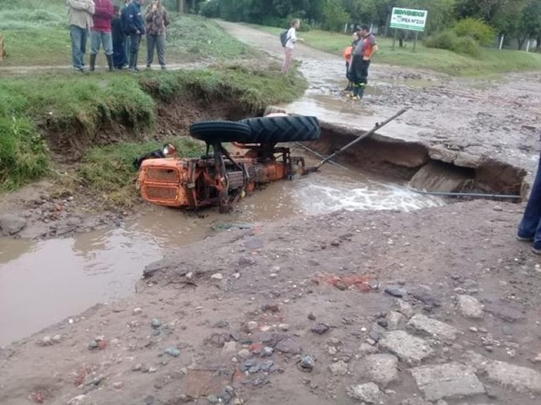 Almafuerte: la calle se desmoronó, se "tragó" un tractor y dejó familias aisladas