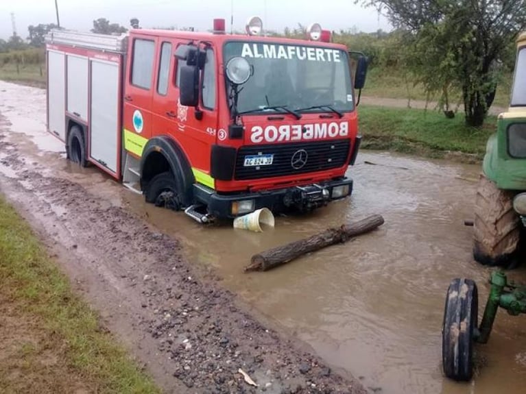 Almafuerte: la calle se desmoronó, se "tragó" un tractor y dejó familias aisladas