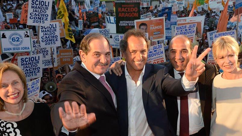 Alperovich y Scioli compartieron varios actos políticos con sus esposas y la militancia "K". Foto: Desarrollo argentino / Archivo.