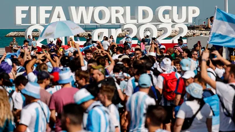 Alrededor de 1.500 personas participaron del banderazo en el Corniche. Foto: EFE.