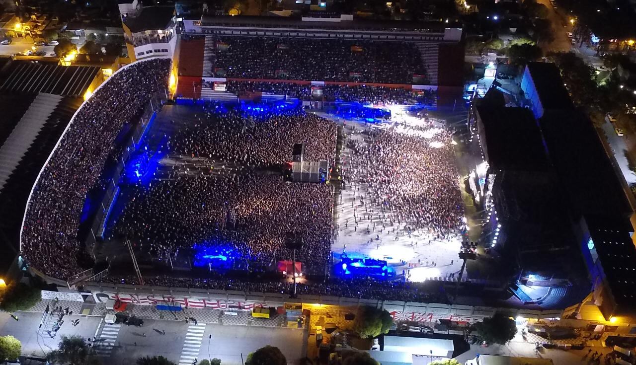 Alta Córdoba, revolucionada por un show internacional que atrajo a una multitud. Foto: Lucio Casalla / ElDoce.tv.
