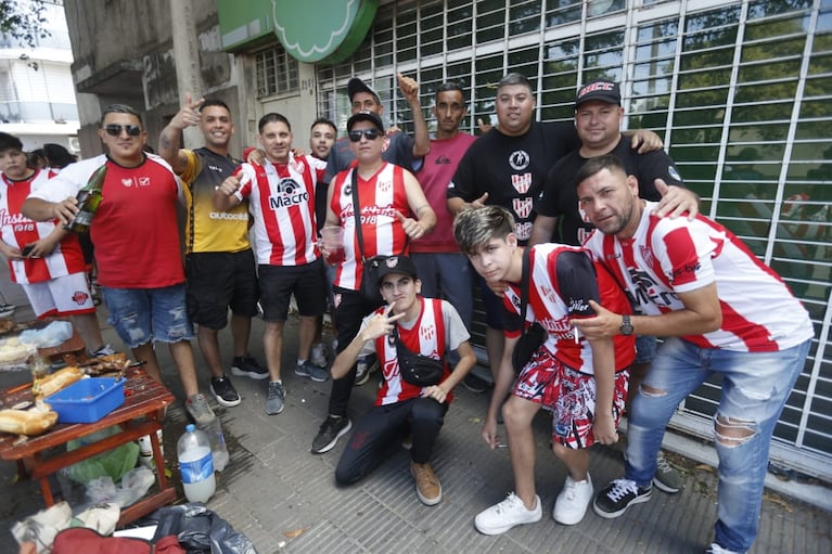 Alta Córdoba se tiñó de albirrojo para el choque ante el Matador.