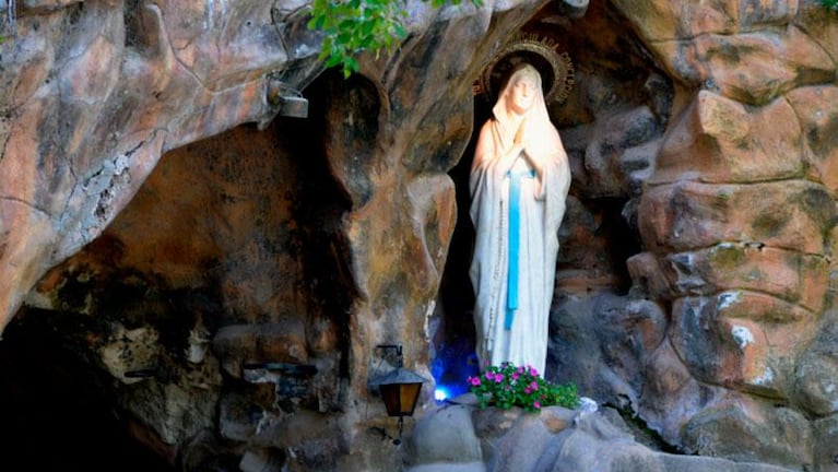 Alta Gracia: le robaron la urna con las cenizas de su madre en la gruta de la Virgen de Lourdes