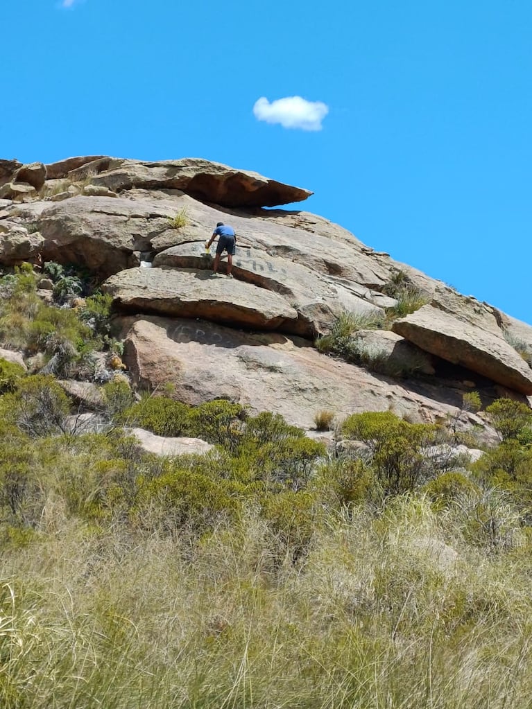 Altas Cumbres: pintó piedras, lo escracharon y obligaron a limpiar