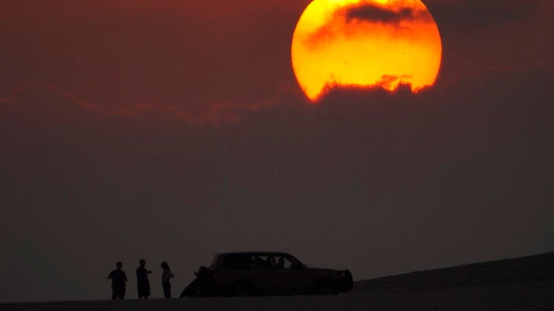 Alucinante atardecer en el desierto de Doha. Foto: Lucio Casalla/El Doce.