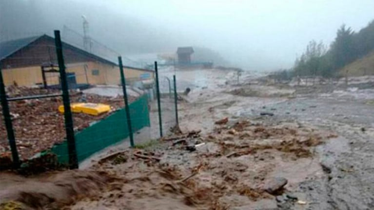 Alud en la base del Cerro Catedral por desborde del arroyo. (Foto: Clarín)