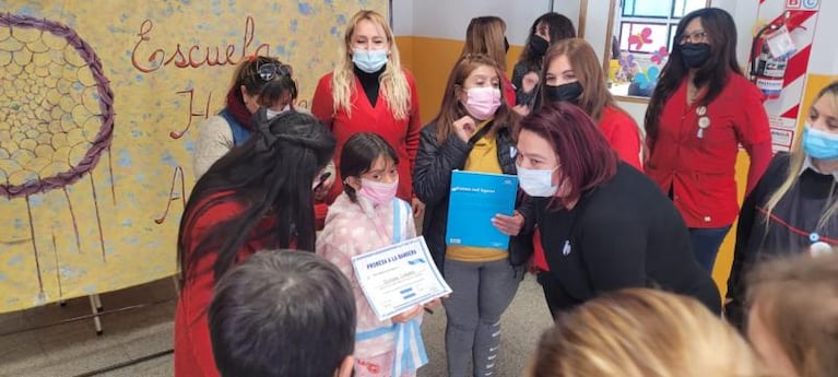 Alumnos de la Escuela Hospitalaria prometieron la bandera: el trabajo de sus docentes