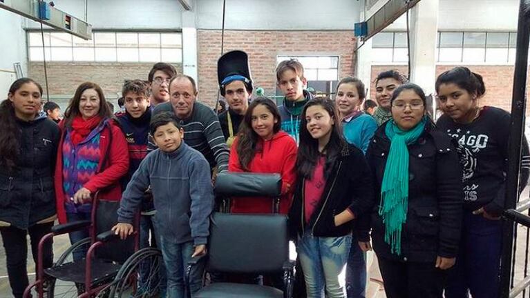 Alumnos de una escuela reparan las sillas del PAMI