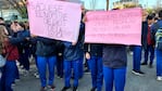 Alumnos se manifestaron con carteles en la puerta de su escuela. 