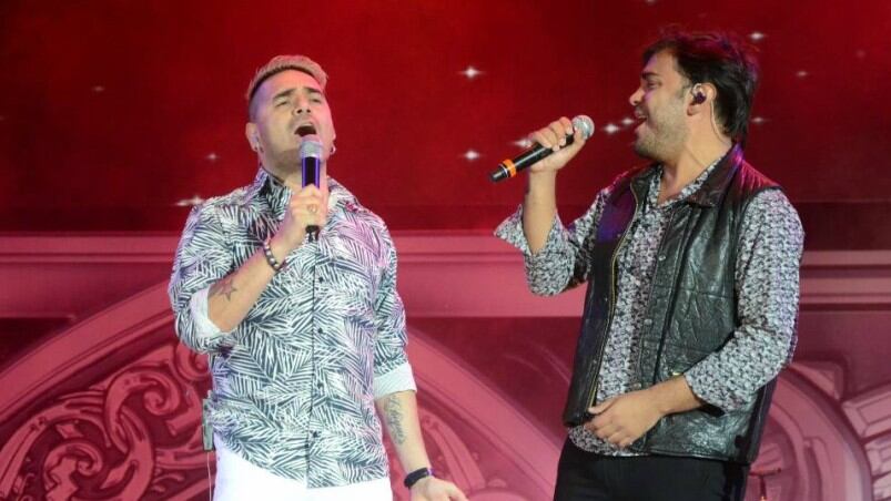 Álvaro y Daniel en el estribillo de la canción "Confidencias"