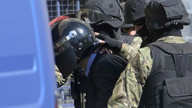 Amado Boudou fue trasladado con casco a los Tribunales.