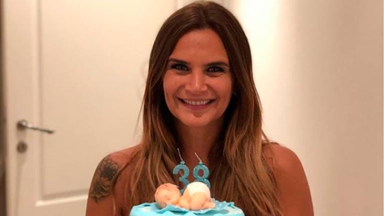 Amalia Granata y su torta de cumpleaños.