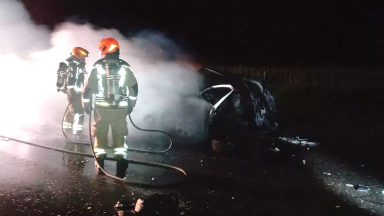 Ambos vehículos se prendieron fuego tras el impacto.