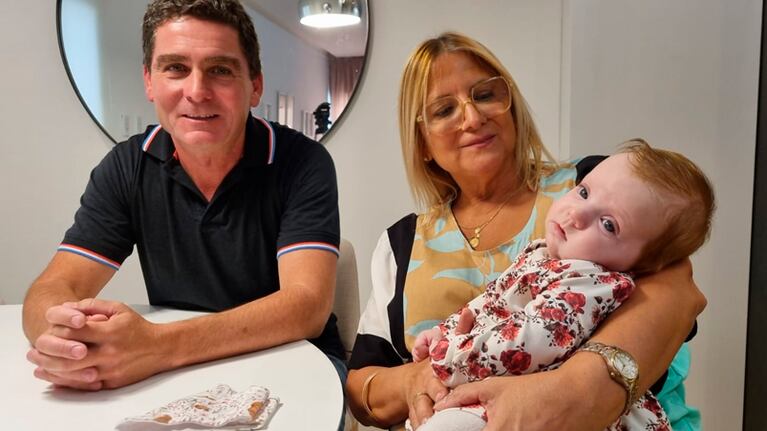 Amelia y sus papás, Claudia y Mauricio. Foto: Fredy Bustos / El Doce.