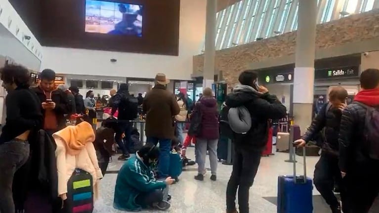Amenaza de bomba en un avión de Aerolíneas Argentinas: desviaron el vuelo y cerraron un aeropuerto
