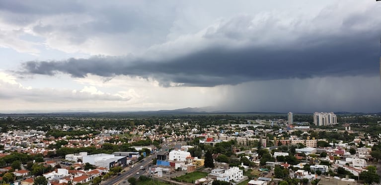 Amenazante: así lucía el cielo cordobés pasado el mediodía.