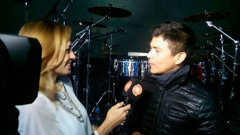 Américo hablando con Silvia Pérez Ruiz antes de su show en el Quality. Foto: Keko Enrique / ElDoce.tv