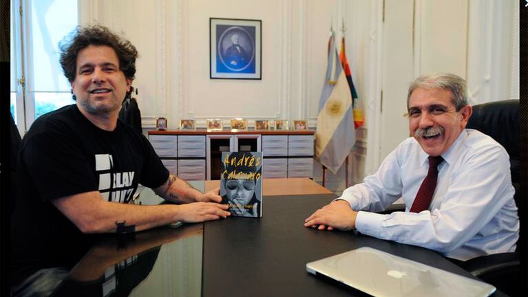 Amigos. Andrés Calamaro y Aníbal Fernández posaron juntos para la foto.