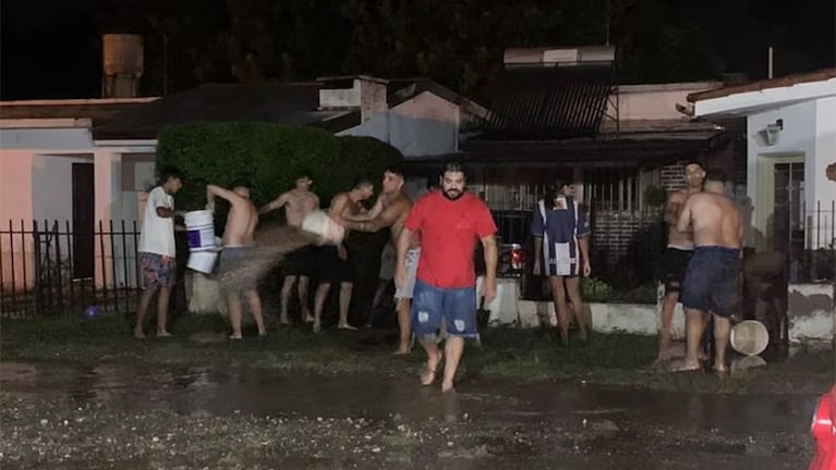 Amigos ayudaron a dos familias con sus casas inundadas. Foto: La Voz.